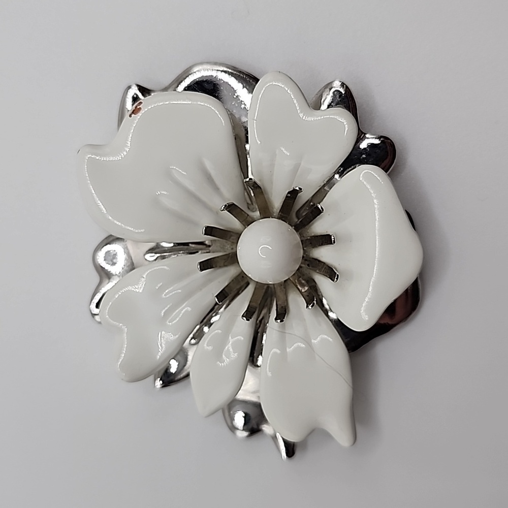 Vintage Sarah Coventry White and Silvertone Magnolia Brooch